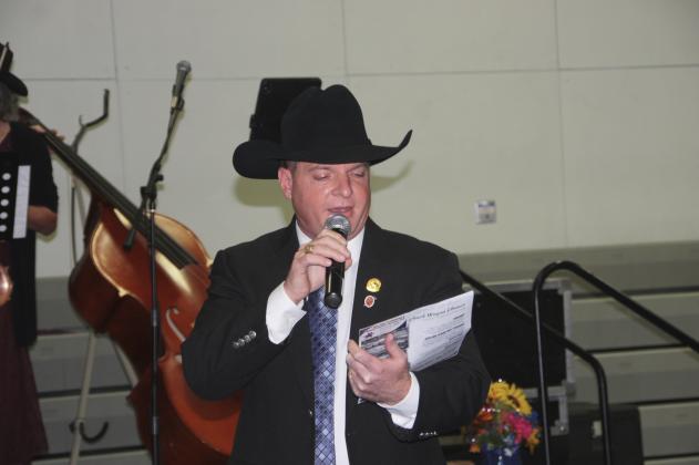 Auctioneer Scotty D. Gibbs calls for bids during recent Highland Lakes Service League fundraiser. Photos by Linda S. Baker