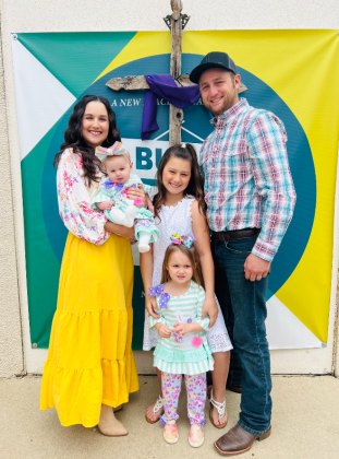 Small Town Scoops is a family business. Meet Tyler and Jennifer Robison and their daughters Gracie, Josie and baby Stacie.
