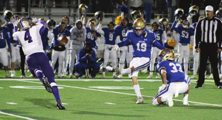 Football is a game of inches. Senior safety Chris Whitecotton broke through the Mules’ offensive line but missed blocking the game-winning field goal by a hair. Alamo Heights advanced to the Regional final by a score of 10-7. Photos by Nathan Hendrix/The Highlander