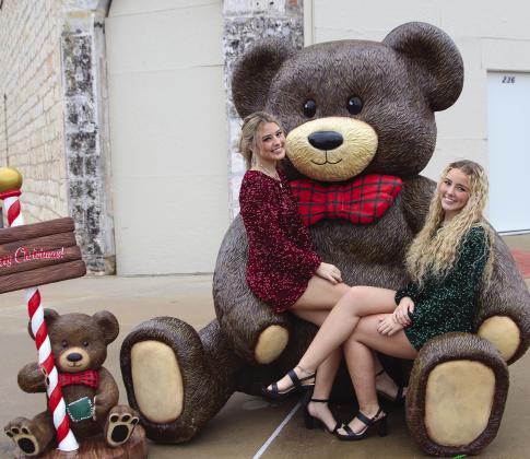 Sisters LaKota and Gracie Wiggs on Nov. 19 sat on the Christmas Teddy Bear at Jackson Street in the Burnet County Courthouse square. See more about the courthouse lighting ceremony on Saturday on Page 4. Martelle Luedecke/ Luedecke Photography